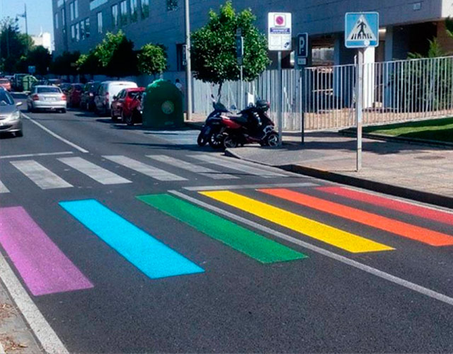 Pasos de peatones arcoíris y semáforos con parejas gays para celebrar el World Pride en Madrid