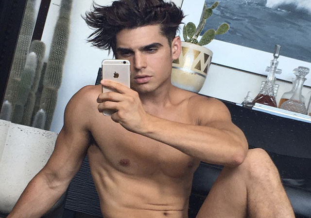 El youtuber y modelo venezolano Troy Pes desnudo