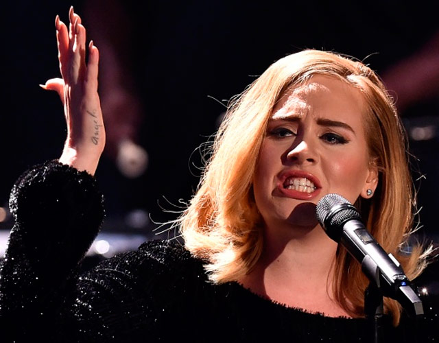 Adele, enfadada y discutiendo con su equipo de seguridad en un concierto