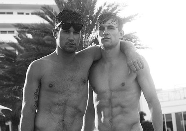 El modelo Benjamin Godfre desnudo patinando con su hermano Michael