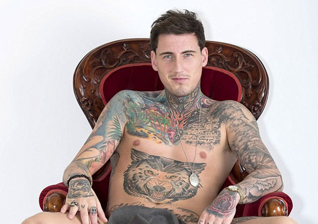 Jeremy McConnell desnudo y erecto en una pillada