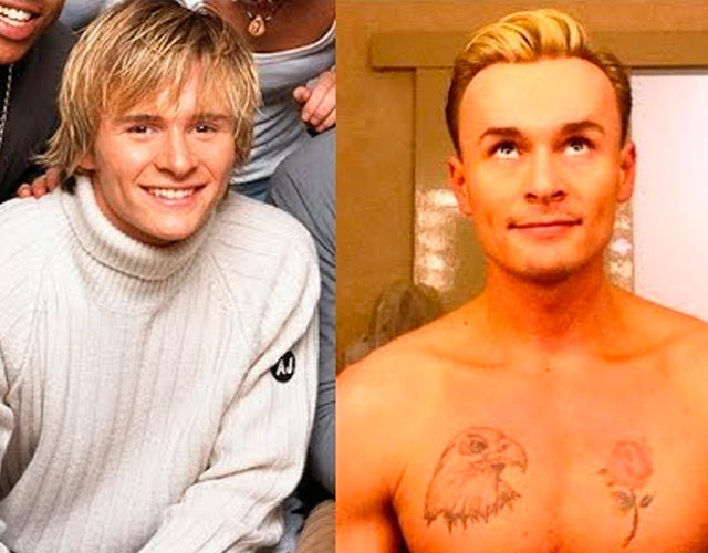 El cantante de S Club 7 Jon Lee desnudo y a cuatro patas