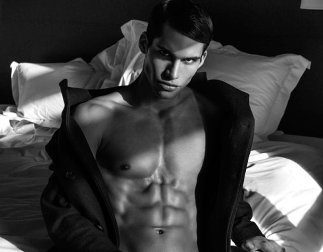 Filtrado selfie del modelo Marvin Cortes desnudo integral. 