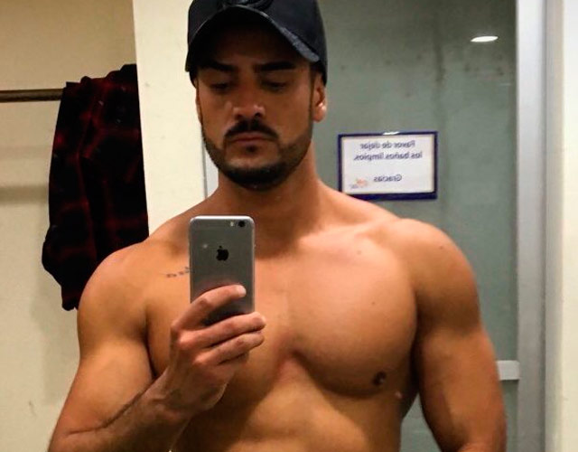 El actor Ricardo Franco desnudo y erecto