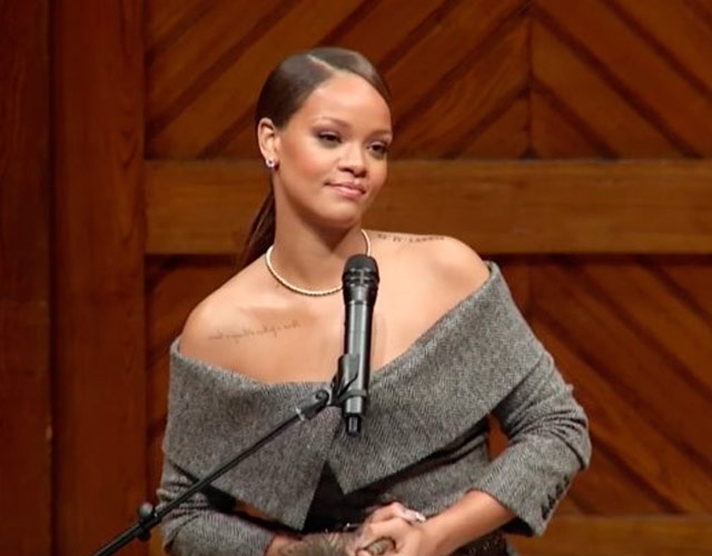 Rihanna recoge un premio en Harvard por su labor humanitaria