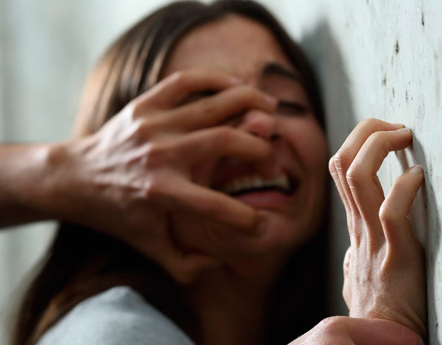 Un padre viola a su hija lesbiana para "curarla"