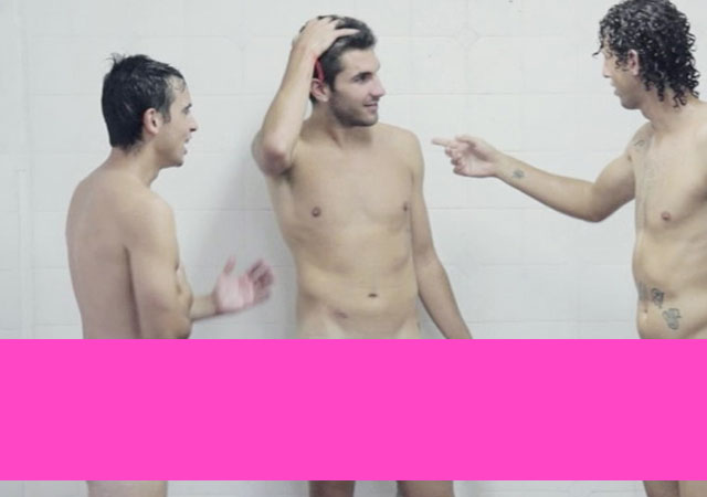 Futbolistas argentinos desnudos y tocándose en el vestuario