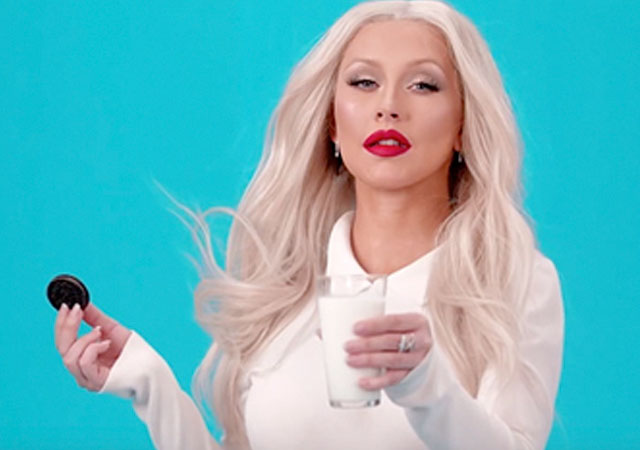 Los fans de Christina Aguilera se lanzan en su contra por anunciar galletas