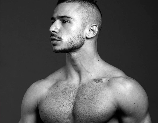 El modelo Paolo Bellucci desnudo y erecto