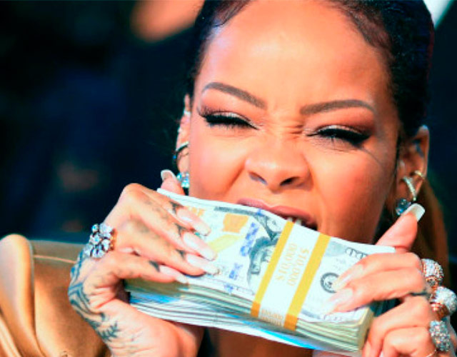 Rihanna tima a todo el mundo con sus sandalias Puma