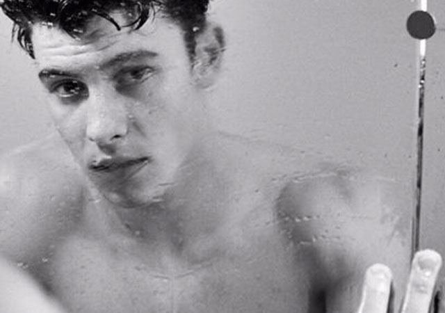 El torso desnudo de Shawn Mendes en 'L'Uomo Vogue'