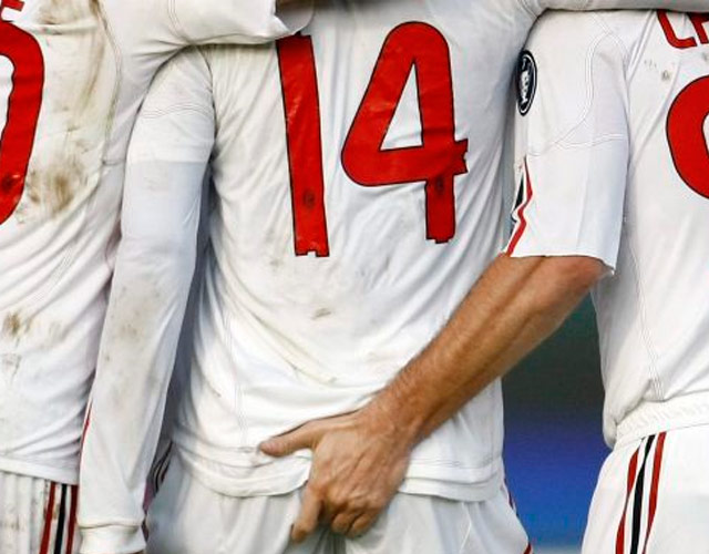 La moda de los futbolistas metiendo dedos en el culo a otros futbolistas