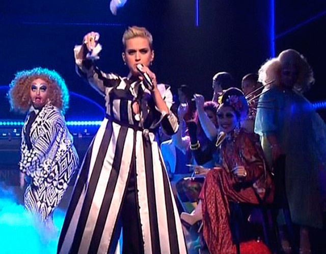 Katy Perry presenta 'Swish Swish' rodeada de drag queens