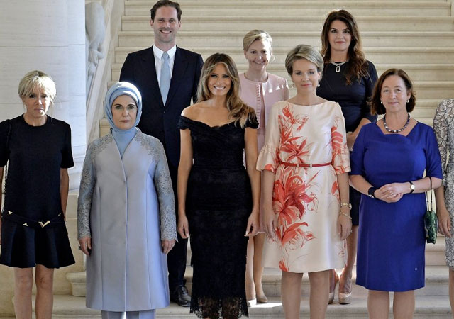 El marido del primer ministro de Luxemburgo, en la foto de las "Primeras damas" de la OTAN