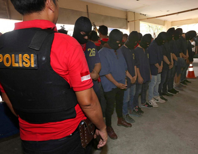 140 hombres detenidos tras una redada en una sauna gay en Yakarta