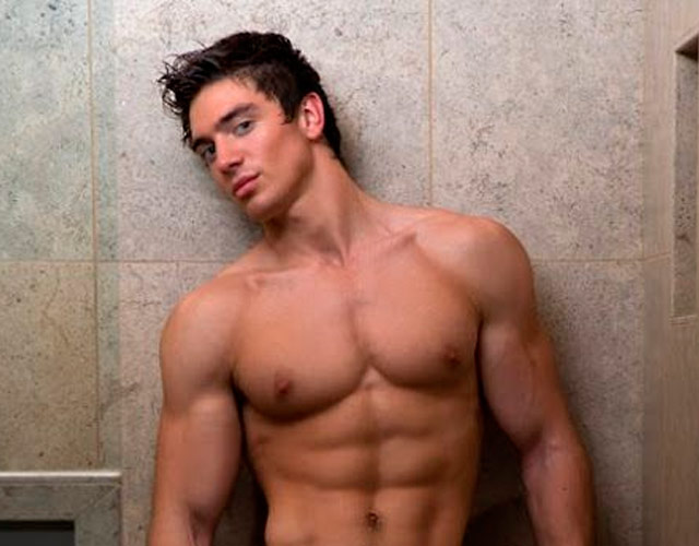 El cantante country gay Steve Grand, desnudo y erecto