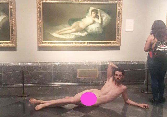 Un artista desnudo frente a la maja desnuda en el Museo del Prado