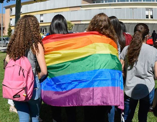 Alumnos de un instituto de Lleida se manifiestan contra un profesor homófobo
