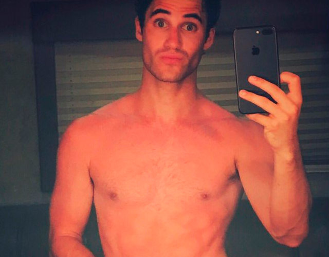 Darren Criss desnudo en Twitter te pondrá rojo