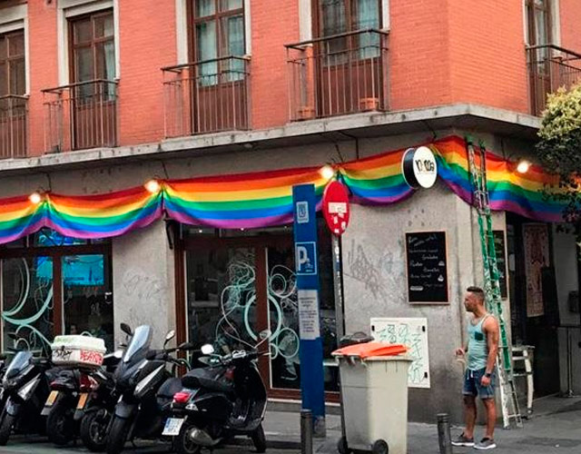 Unos vecinos de Chueca denuncian 4 veces a un bar por poner la bandera arcoíris