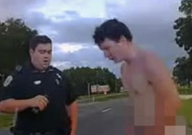 El hombre desnudo que la lía en el coche patrulla, nuevo vídeo viral