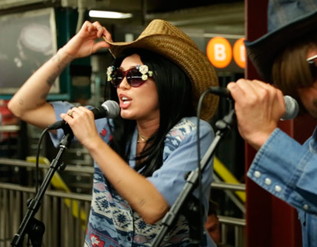 Miley Cyrus canta disfrazada en el metro de Nueva York