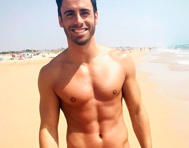Noel Bayarri desnudo en la playa