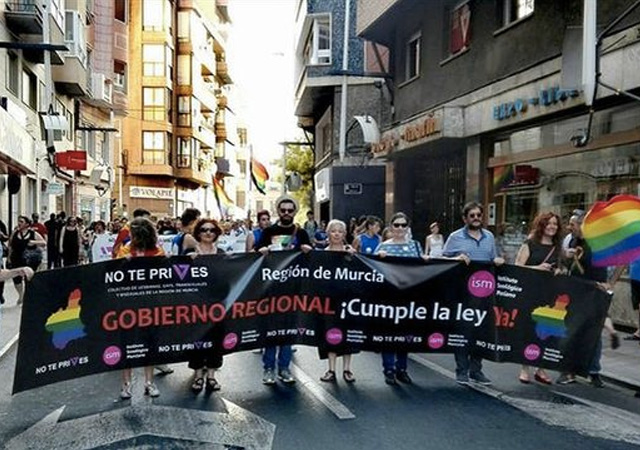 La policía de Murcia permite una agresión neonazi en el Orgullo