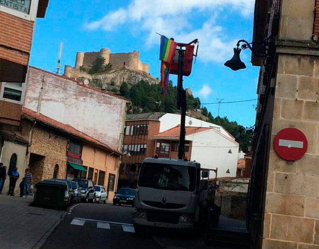 El PP envía un camión a retirar una bandera arcoíris en un pueblo en Palencia