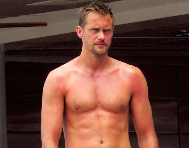 Alexander Skarsgård desnudo y quemado en sus vacaciones