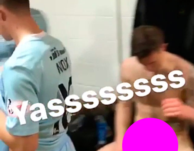 El futbolista desnudo del Livingston FC pillado por error en los vestuarios
