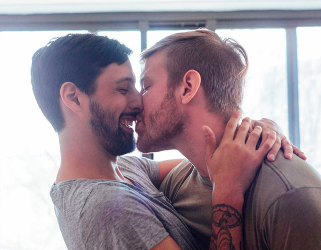 Un estudio prueba que los heteros reaccionan a los besos gays igual que al ver comida podrida