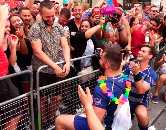 Un jugador de rugby gay pide matrimonio a su novio en el Orgullo de Londres