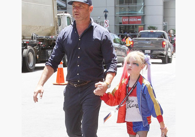 Liev Schreiber se lleva a su hijo vestido de Harley Quinn a la Comic Con