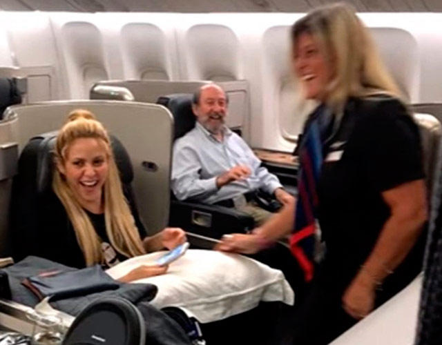 El vídeo de Shakira en un avión con una azafata bailando 'Waka Waka'
