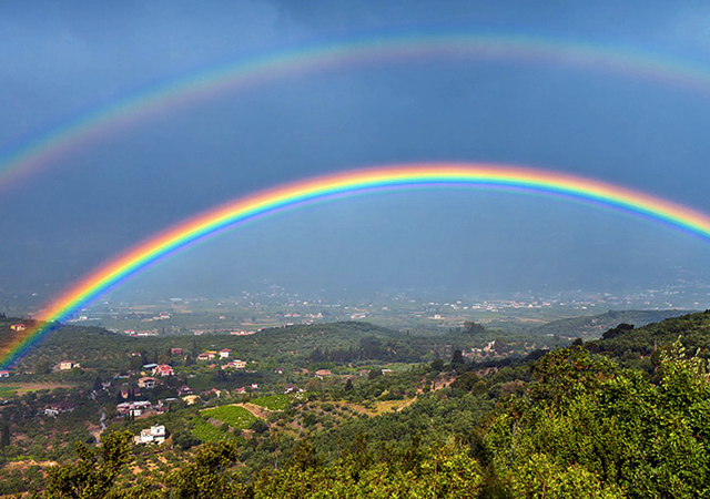 Un cura asegura que el arcoiris sólo pertenece a Dios y no a los gays