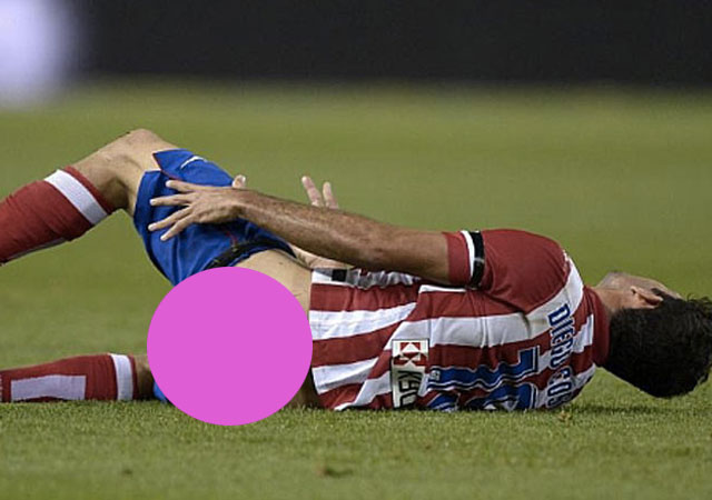 Diego Costa desnudo en el campo de juego
