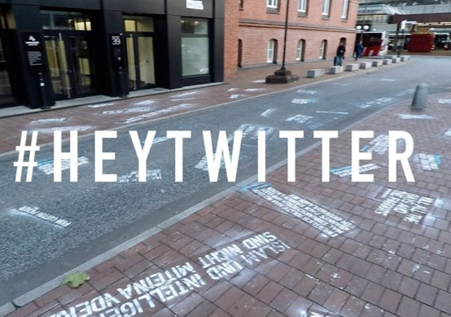 Un hombre escribe tweets homófobos en las oficinas de Twitter como protesta