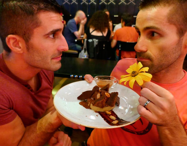 Humillan a una pareja gay en un restaurante por querer compartir el postre