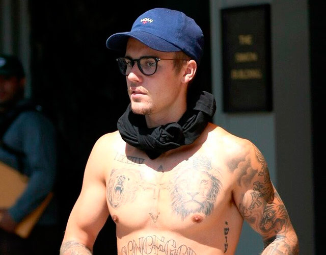 Justin Bieber sin camiseta sale a la calle con semen en sus pantalones