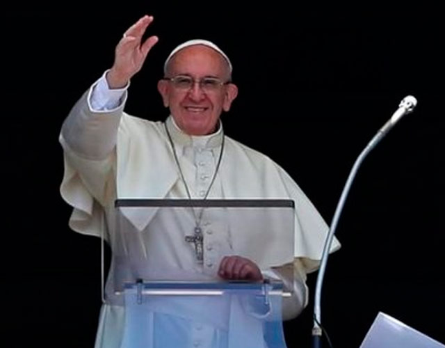 El papa Francisco felicita a una pareja gay por bautizar a sus hijos