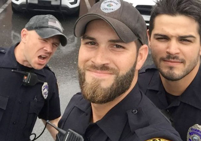 La polémica y morbosa foto viral de los policías contra el Huracán Irma