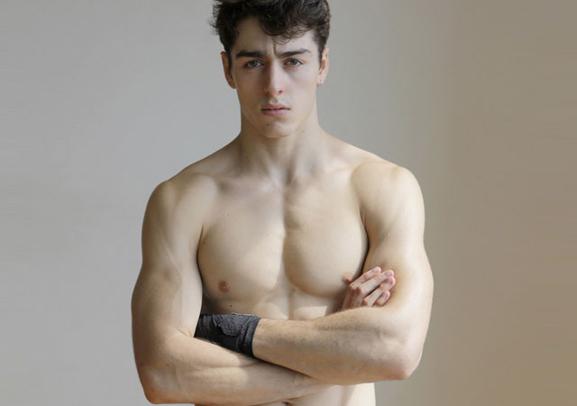 El modelo Andres Sanjuan desnudo al colgar por error un vídeo muy caliente