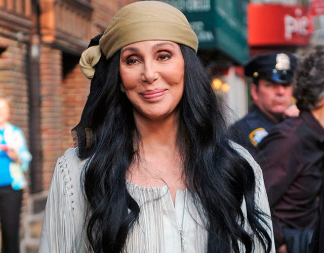 Cher estrena 'Walls', nuevo single dirigido a Trump