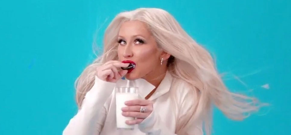 Christina Aguilera aparece en un evento de galletas