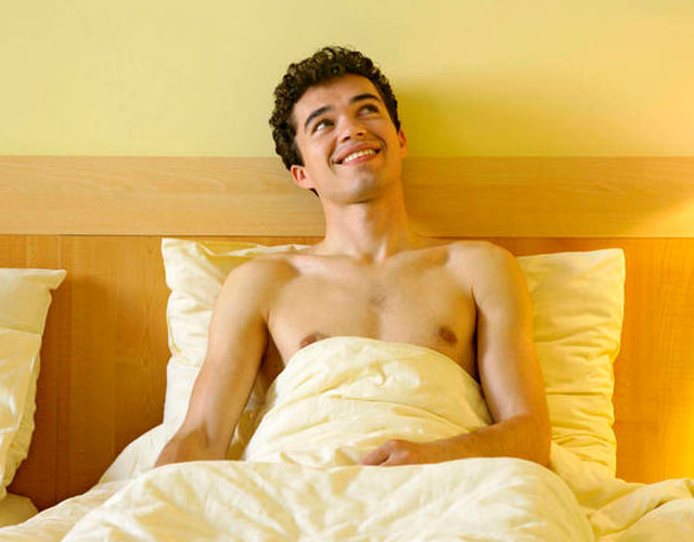 ¿Por qué los hombres se despiertan con una erección?