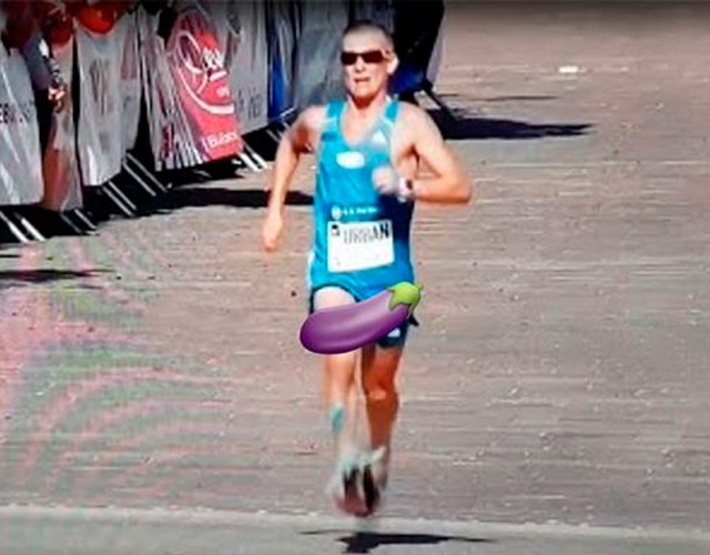 Un corredor termina una maratón con el pene fuera por completo