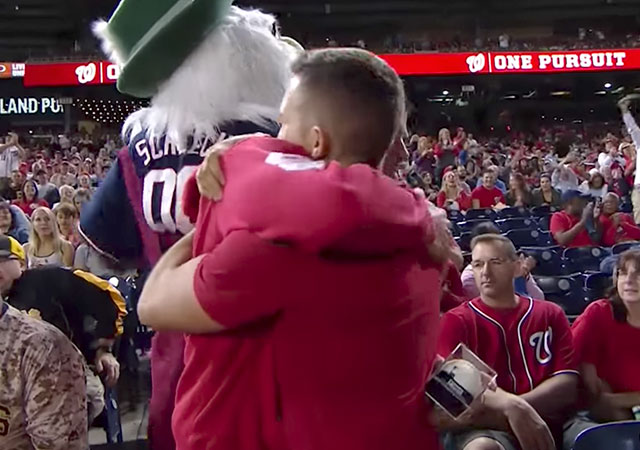 Una pareja gay se compromete en un partido de beisbol