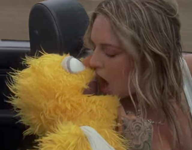 Tove Lo practica sexo oral con un teleñeco en el vídeo de 'Disco Tits'