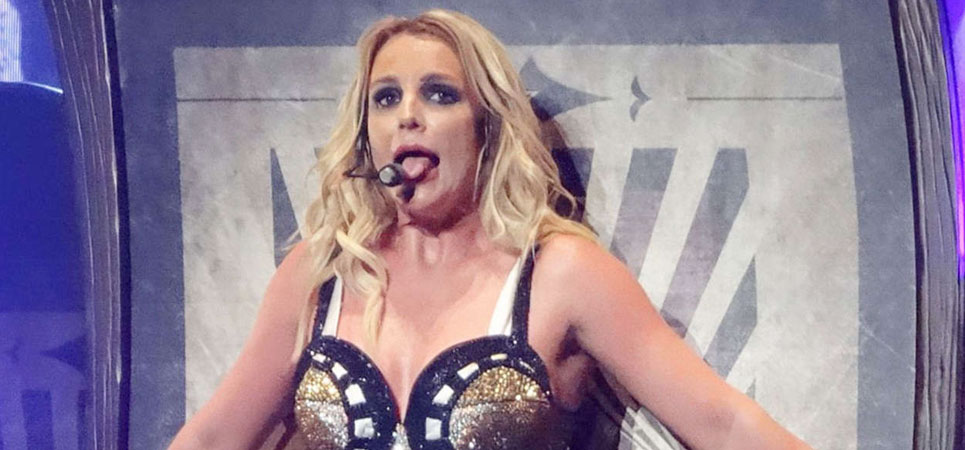 Britney Spears, desnuda en el escenario y subasta su primera obra de arte